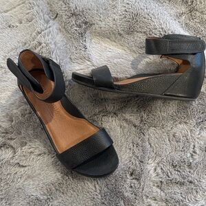 Gentle souls by Kenneth Cole Size women’s US 6